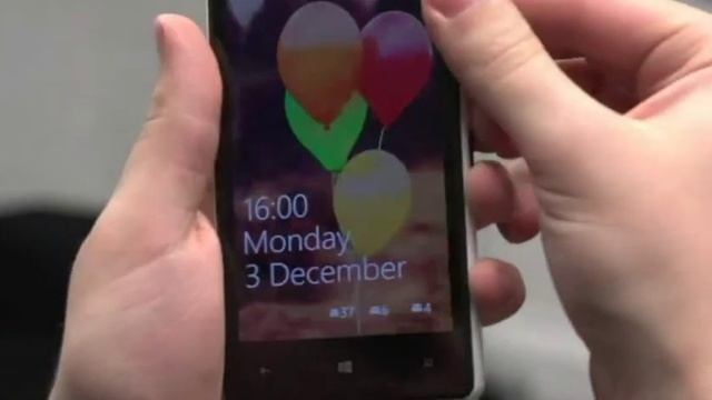 Nokia LUMIA 820 Tips And Tricks(Removing Back Cover) смотреть онлайн