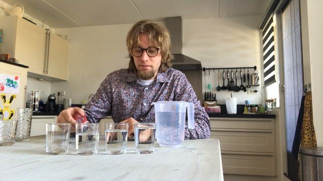 Muziek met glazen en water смотреть онлайн