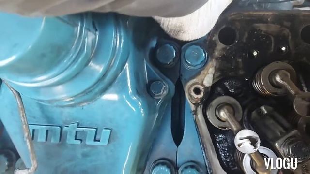 16V2000G85 MTU engine,removing A2cylinder head for check cam follower and piston condition смотреть онлайн
