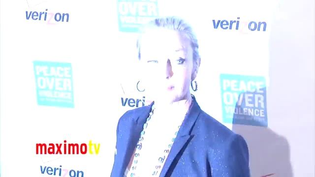 Bo Derek 41st Annual Peace Over Violence Humanitarian Awards ARRIVALS смотреть онлайн