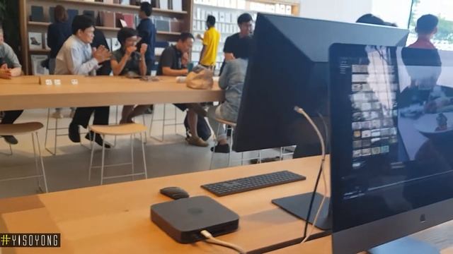 YISOYONG បានចូល Apple Store នៅ IconSiam, Bangkok, Thailand смотреть онлайн