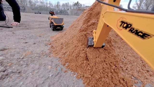 Construction Toys at Work in a Real Yard; Excavator, Tipper, Loading Shovel смотреть онлайн