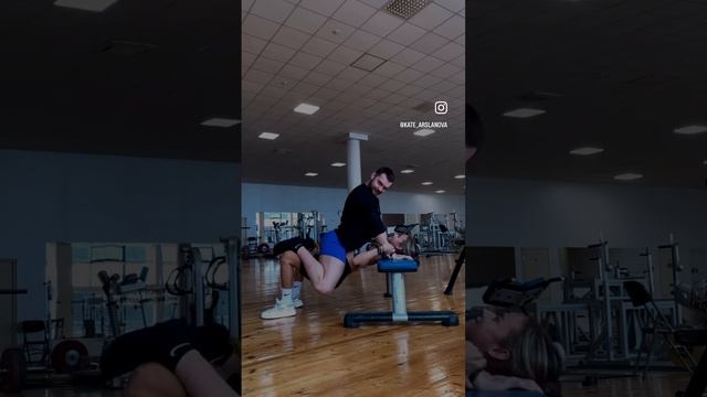 когда тренер сказал делать ягодичный мост, но в зале не оказалось ни одного свободного грифа