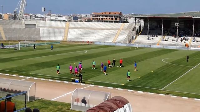 Bandırmaspor ve SBS İnşaat Kırklarelispor sahada ısınıyor. смотреть онлайн