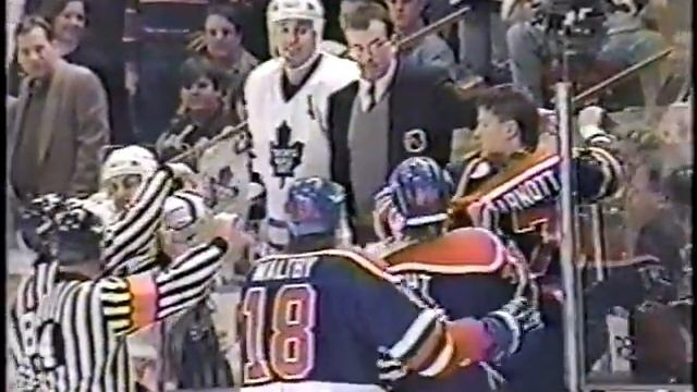 Edmonton Oilers vs Toronto Maple Leafs scrum 1995 ( Ellett vs Weight & Arnott ) смотреть онлайн