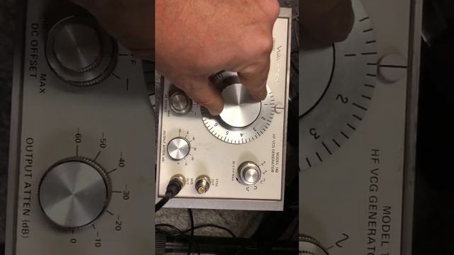 Behringer TD-3 with Wavetek VCG Generator part 2 смотреть онлайн