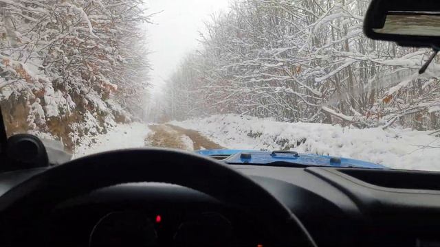 Jeep Wrangler Unlimited Rubicon X snow muddy trail uphill смотреть онлайн