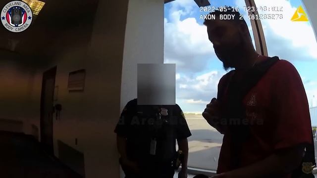 Police Detective Kicked Off Frontier Flight смотреть онлайн