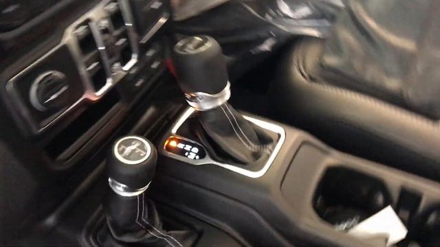 Jeep Wrangler Unlimited SAHARA 2019 смотреть онлайн