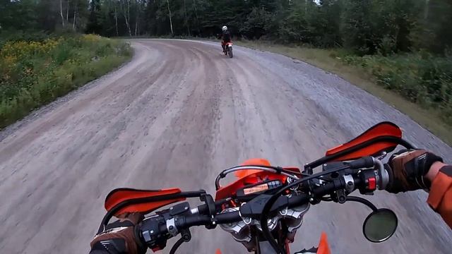 2022 ktm 500, dirt roads and street wheelies смотреть онлайн