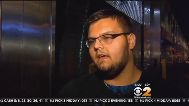 Hundreds Line Up Outside Apple Stores As iPhone 6 Goes On Sale смотреть онлайн