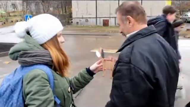 Школьники дарят подарки прохожим смотреть онлайн