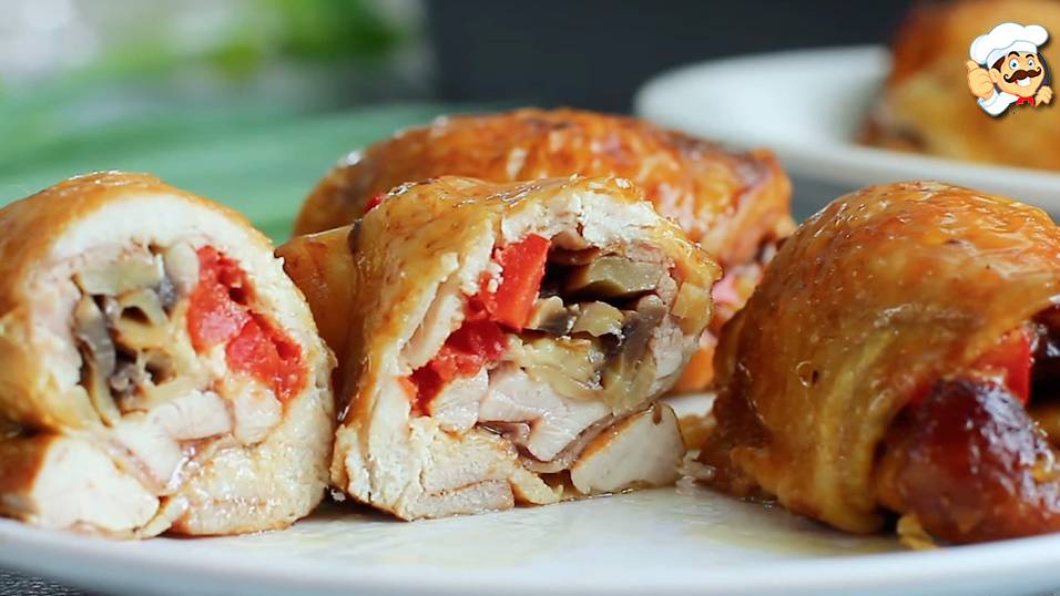 Сочные куриные бедра в духовке. Все, кто пробовал эту курицу, просили добавки! смотреть онлайн