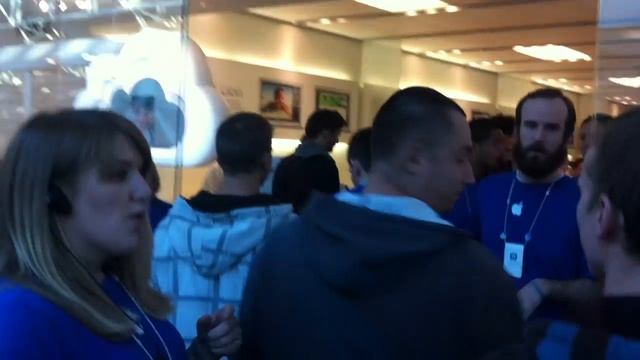 10 seconds before launching iPhone 4s at Apple Store смотреть онлайн