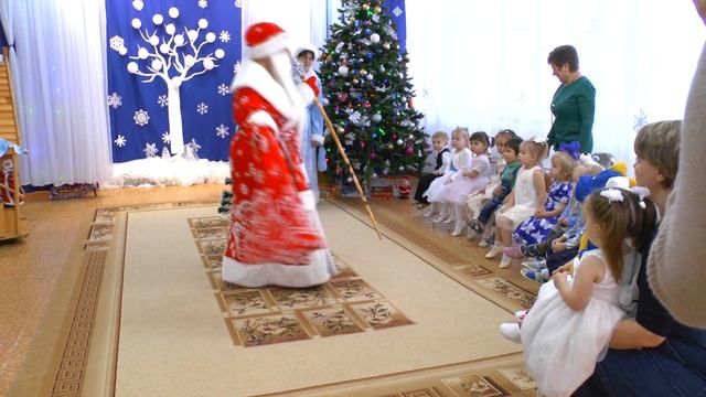 Первый новогодний утренник в детском саду ) смотреть онлайн