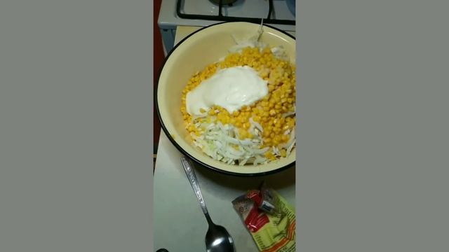 КУХНЯ #20: "ВКУСНЕЙШИЙ САЛАТ С КРАБОВЫМИ ПАЛОЧКАМИ" смотреть онлайн