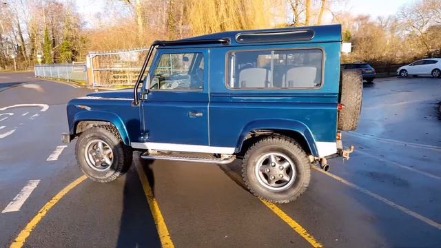 Lot 34 - 1998 Land Rover Defender V8 50th Anniversary Edition смотреть онлайн