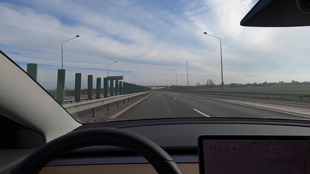Tesla Model 3 Vs Tesla Model S, autonomie la +130 km/h смотреть онлайн