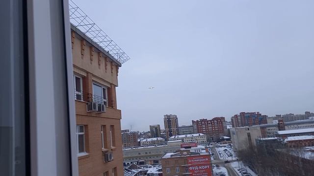 Airbus A320neo S7 Airlines Москва-Омск садится вечером над центром города в Омске.