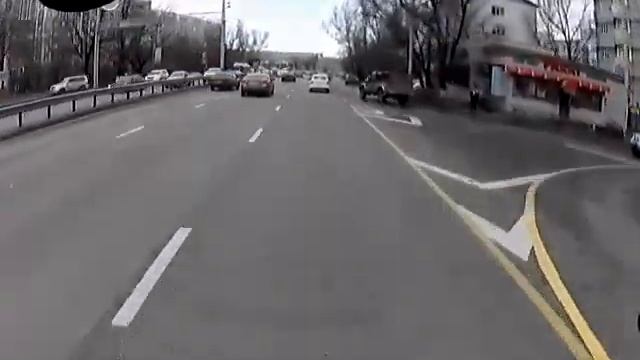 Алматы. Джип выезжает на главную сразу во второй ряд 20150213 1347 смотреть онлайн