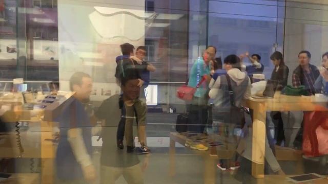 Apple Store Clap out HK смотреть онлайн