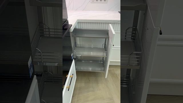 🍽️ Роскошная кухня с глянцевыми фасадами и столешницей с фартуком из искусственного камня смотреть онлайн