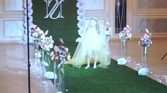 ПОКАЗ МОД / МАЛЫШКА УЛЯ смотреть онлайн