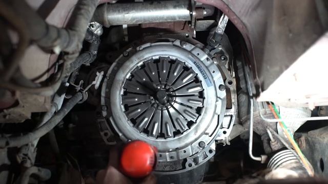 LET US SHOW YOU HOW TO CHANGE A CLUTCH ON YOR LAND ROVER DEFENDER | MAHKER WEEKLY EP028 смотреть онлайн