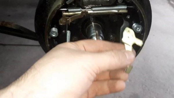 Как заменить задние тормозные колодки на Hyundai Elantra 3 поколение XD