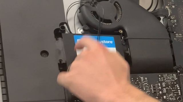 Fixing the crappy hard drive in a 2015 iMac смотреть онлайн
