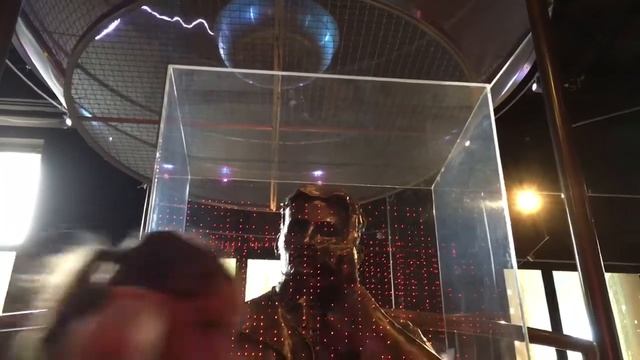 Tesla coil at the Franklin Institute March 2018 смотреть онлайн