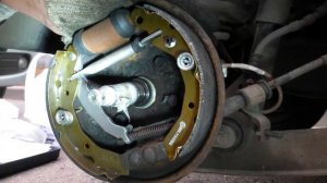 Замена задних тормозных колодок