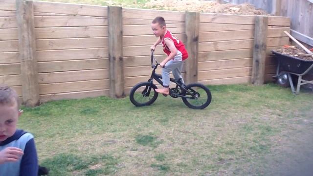 Riding a bike with no seat смотреть онлайн