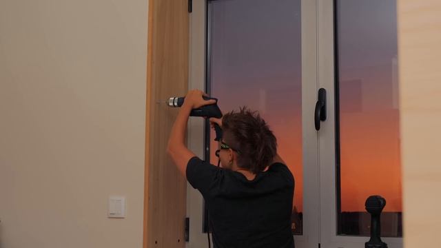 Eliminate Light Gaps on Window Blackout Roller Shades // Tiny Apartment Build Ep.7 смотреть онлайн