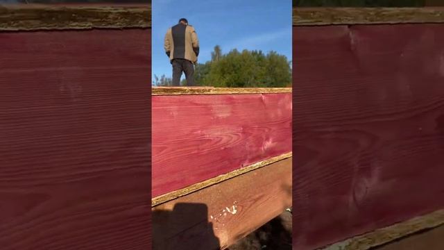 Нижняя обвязка каркаса дома из сип-панелей. Уложены панели пола первого этажа. Утепление 200 мм. смотреть онлайн