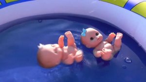 Куклы пупсики. Пупсики купаются в бассейне. Играем в дочки матери.