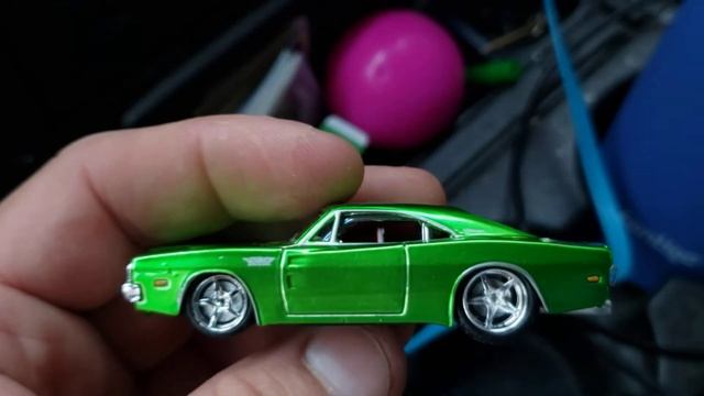 Maisto 1:56 (?) Scale 1969 Dodge Charger R/T смотреть онлайн
