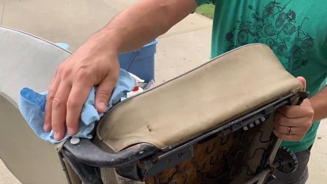 1972 Volkswagen Westfalia Project - Episode 4: Cleaning old and stained seats. смотреть онлайн