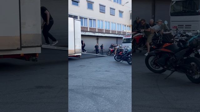 Как загоняют мотоциклы на прицеп#погрузка#дальнобой#норвегия#дед на хайпе смотреть онлайн