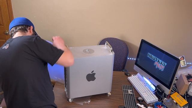 My BRAND NEW 2019 Mac Pro Unboxing! смотреть онлайн