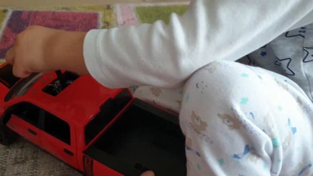 Bruder oyuncak Ram 2500 pickup ve At Nakil Aracı (römork) oyuncağını oynuyoruz смотреть онлайн