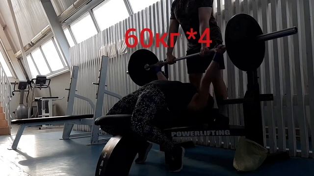 Жим лежа. Девушки. Девушка жмет штангу лежа 60 кг на 4 повторения. Жим лежа женщины. смотреть онлайн
