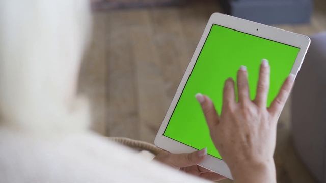 hands of a woman holding white tablet with green screen woman sitting and watching the tablet blond смотреть онлайн