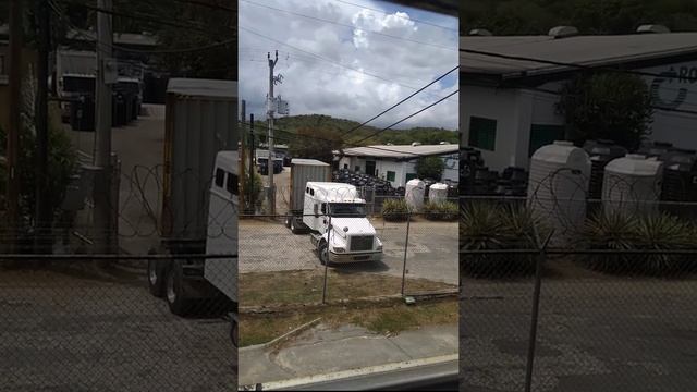 Using two international tractor head, cabover and nose to back up from a side road..(2) смотреть онлайн