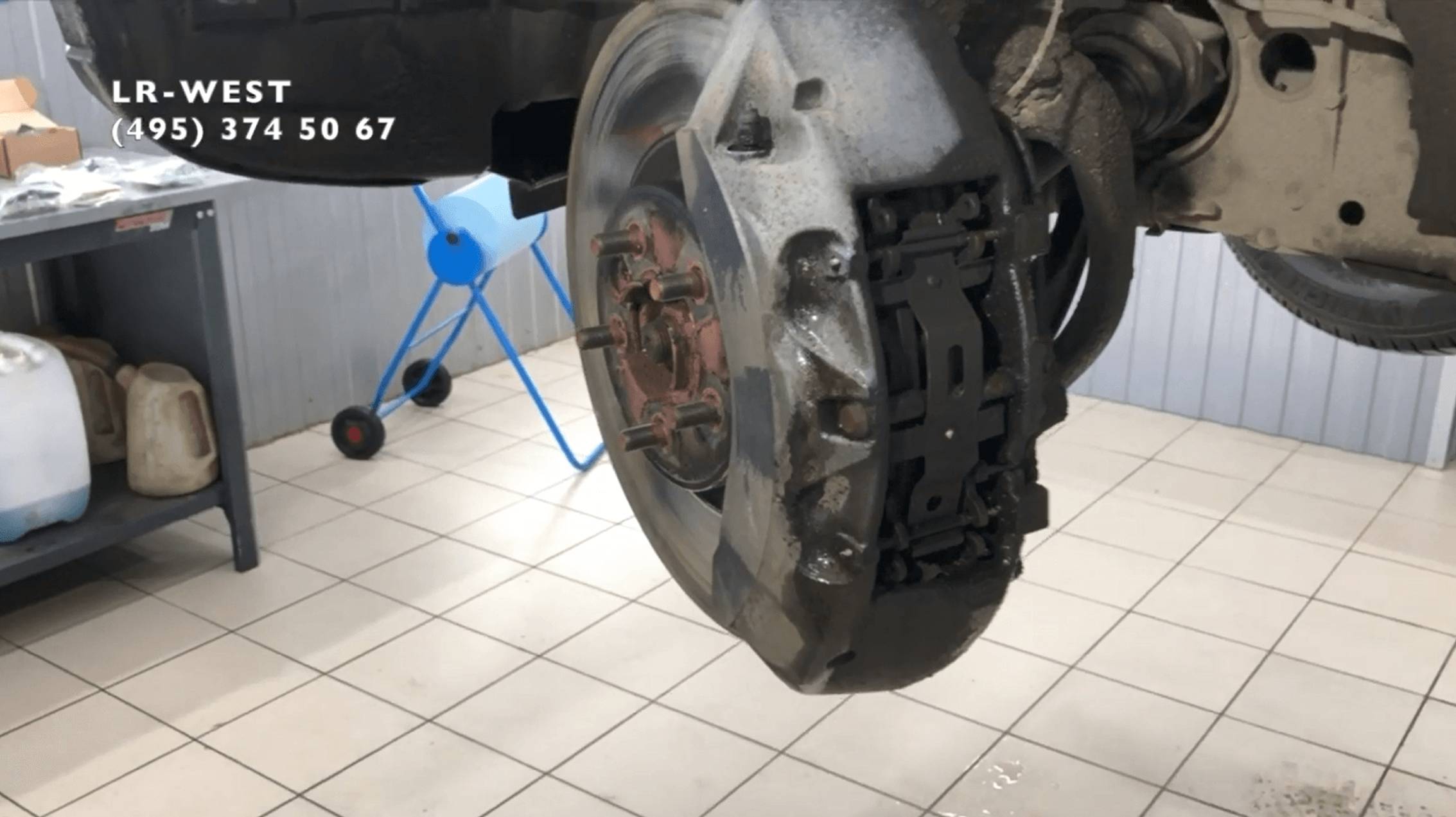 Замена передних тормозных колодок на Рендж Ровер своими руками смотреть онлайн