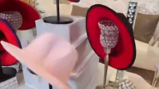 Fedora Hats Fit For Queen смотреть онлайн
