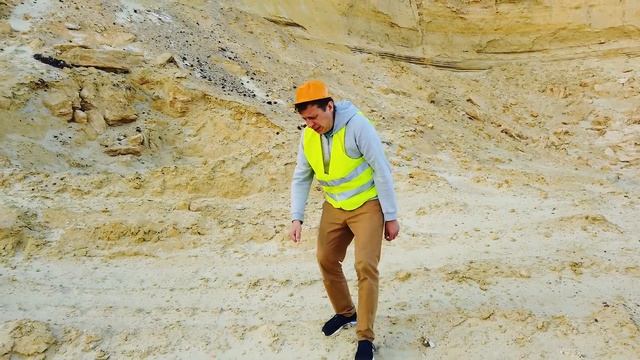 Сонный Папа и Лёва на тракторе играя разбудили динозавра в большой песочнице смотреть онлайн