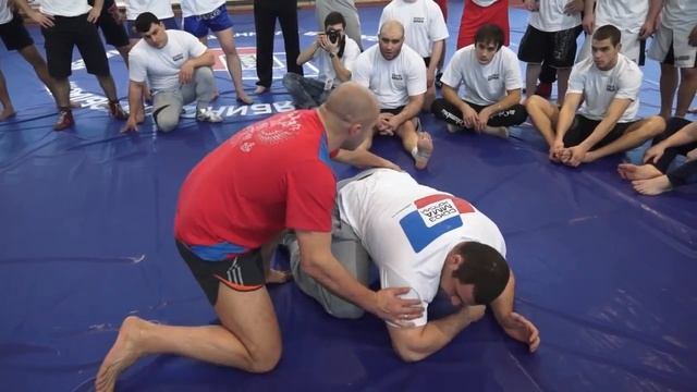 Как сбросить своего противника - техника Федора Емельяненко. Mount escape by Fedor Emelianenko смотреть онлайн