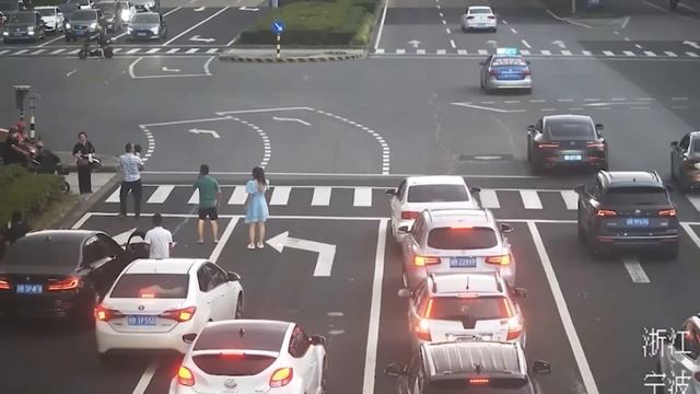 Child rescued by motorists after falling out of car window at busy junction смотреть онлайн