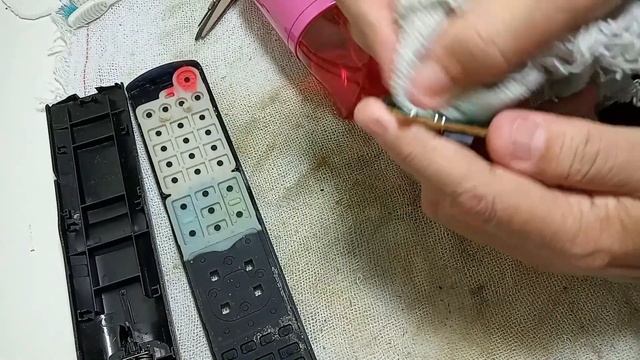 COMO ABRIR E LIMPAR O CONTROLE LG SMART que sofreu vazamentos das pilhas no seu interior. смотреть онлайн